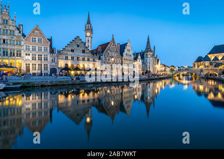 Graslei Quay dans le centre-ville historique de Gand, en miroir dans la rivière Lys pendant heure bleue, Gand, Belgique, Europe Banque D'Images