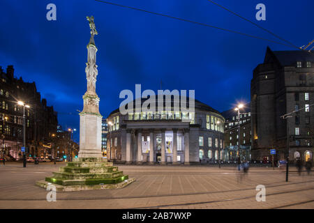 Bibliothèque de Manchester et Place Saint Pierre la nuit, Manchester, Angleterre, Royaume-Uni, Europe Banque D'Images