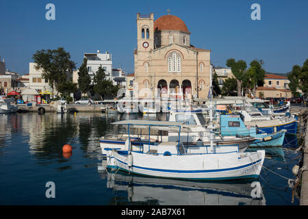 Port et l'église de la ville d'Aegina, Panagitsa, Égine, Iles saroniques, îles grecques, Grèce, Europe Banque D'Images