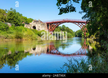 Pont Ironbridge rouge sur la rivière Severn, Ironbridge Gorge, UNESCO World Heritage Site, Ironbridge, Shropshire, Angleterre, Royaume-Uni, Europe Banque D'Images