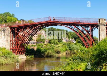 Pont Ironbridge rouge sur la rivière Severn, Ironbridge Gorge, UNESCO World Heritage Site, Ironbridge, Shropshire, Angleterre, Royaume-Uni, Europe Banque D'Images