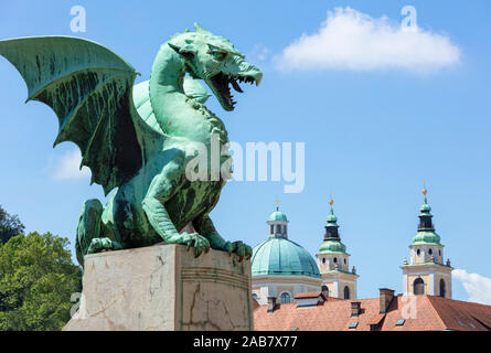 Dragon statue sur le Pont du Dragon (Zmajski most) en face de la cathédrale de Ljubljana, Ljubljana, Slovénie, Europe Banque D'Images