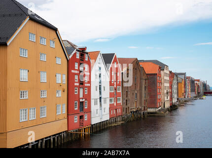 Les entrepôts en bois sur la rivière Nidelva à Trondheim, en Nord-trondelag, Norway, Scandinavia, Europe Banque D'Images