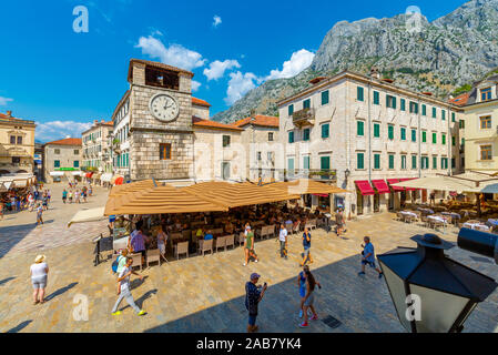 Vue sur la vieille tour de l'horloge de la vieille ville de Kotor, site classé au Patrimoine Mondial de l'UNESCO, Kotor, Monténégro, Europe Banque D'Images