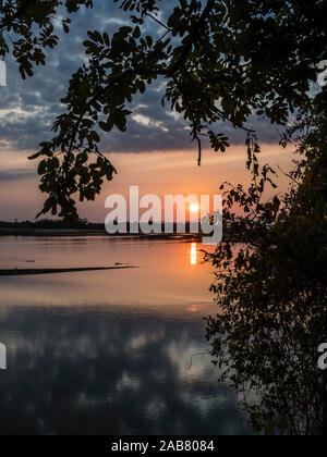 Coucher du soleil sur la Rivière Luangwa South Luangwa National Park, Zambie, Afrique Banque D'Images