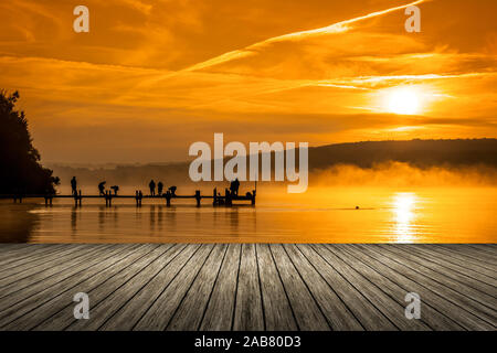 Bootssteg aus Sicht von einem auf eine Gruppe von Sportlern am Morgen Banque D'Images