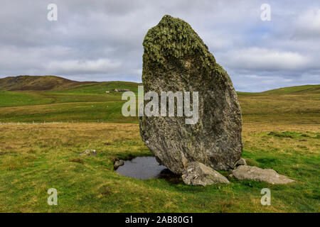 Boardastubble Standing Stone, la plus grande de la lande, Shetland, Lund, vues de l'île de Unst, îles Shetland, Écosse, Royaume-Uni, Europe Banque D'Images
