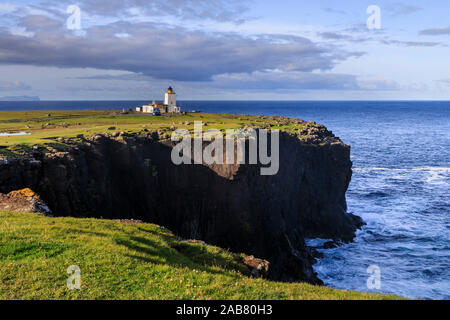 Eshaness phare, Stevenson, 1929, falaise rochers, Northmavine, Mainland, îles Shetland, Écosse, Royaume-Uni, Europe Banque D'Images