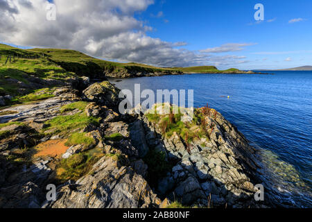 Vue vers Noss sur une belle journée, Baie de Ocraquoy, Fladdabister, Îles Shetland du Sud, continentale, Ecosse, Royaume-Uni, Europe Banque D'Images