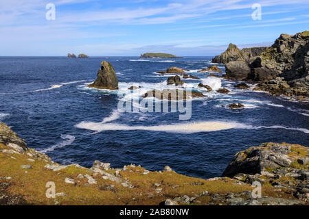 Île de Fethaland, mer écumeuse, piles, les falaises, l'île de Gruney , Ramna Stacks, North Roe, Mainland, îles Shetland, Écosse, Royaume-Uni, Europe Banque D'Images