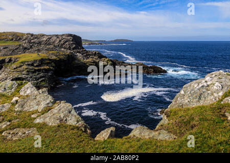 Île de Fethaland, écume, mer, côte spectaculaire vue sud à l'île de Uyea, North Roe, North Mainland, îles Shetland, Écosse, Royaume-Uni, Europe Banque D'Images