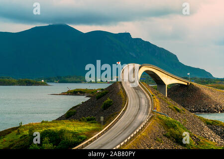 Storseisundet courbes le long pont sur l'Océan Atlantique Road, More og Romsdal County, Norway, Scandinavia, Europe Banque D'Images