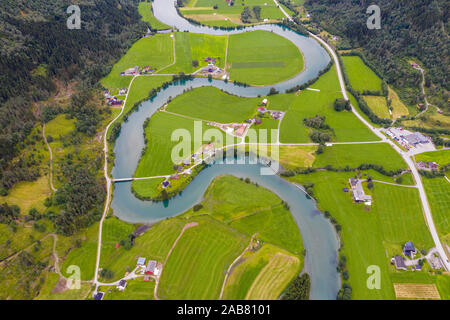 Vue aérienne de l'enroulement à cours de la rivière Stryneelva, Stryn, Nordfjorden, comté de Sogn og Fjordane, Norvège, Scandinavie, Europe Banque D'Images