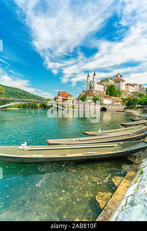 Bateaux amarrés dans la rivière Aare avec Arni Château en arrière-plan, Arni, Canton d'Argovie, Suisse, Europe Banque D'Images