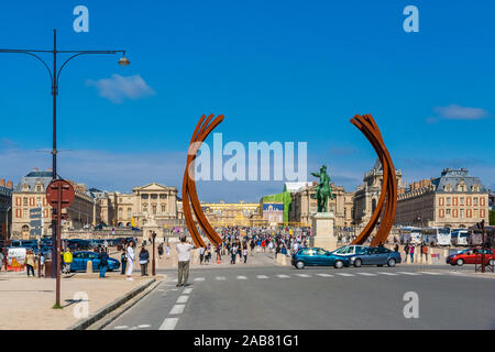 Superbe vue panoramique sur le Château de Versailles avec la sculpture 85.8° Arc x 16 sur la Place d'armes par Bernar Venet. Un homme se tient sur l'Avenue de... Banque D'Images