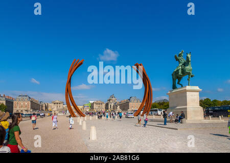 Belle vue de la statue équestre de Louis XIV et la sculpture 85.8° Arc x 16 sur la Place d'armes avec le Château de Versailles dans l'arrière-plan. Banque D'Images