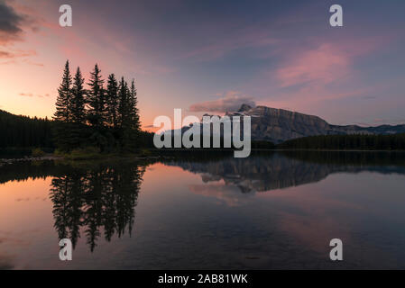 Lever du soleil au lac avec le Mont Rundle sur l'horizon, Banff National Park, Alberta, l'UNESCO, des montagnes Rocheuses, au Canada, en Amérique du Nord Banque D'Images