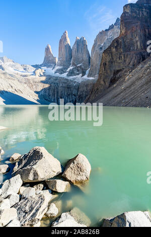 Base de Mirador Las Torres, lac vert et les trois tours à l'arrière-plan, le Parc National Torres del Paine, Chili, Amérique du Sud Banque D'Images