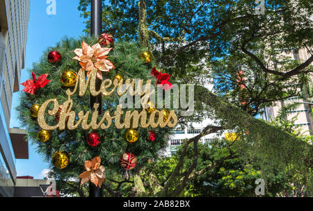 Décorations de Noël, ornements en zone publique de se préparer pour la fin de l'année de célébrations festives. Père Noël, bonhomme de neige, renne peut être vu. Banque D'Images