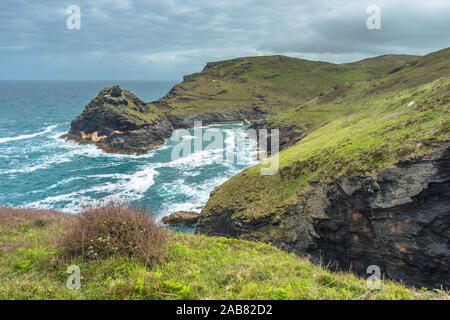 Vues côtières, y compris pénalement Point à partir de la côte sud-ouest chemin sur la côte atlantique de Cornwall, Angleterre, Royaume-Uni, Europe Banque D'Images