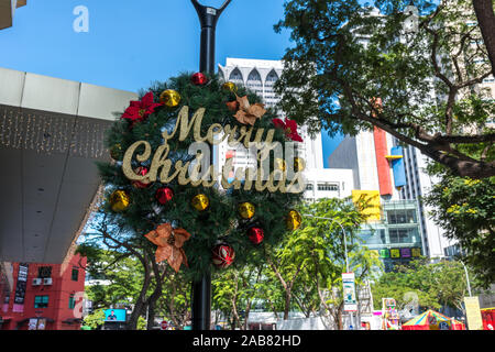 Décorations de Noël, ornements en zone publique de se préparer pour la fin de l'année de célébrations festives. Père Noël, bonhomme de neige, renne peut être vu. Banque D'Images