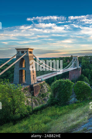 Clifton Suspension Bridge historique par Isambard Kingdom Brunel enjambe la rivière Avon Avon Gorge avec ci-dessous, Bristol, Angleterre, Royaume-Uni, Europe Banque D'Images