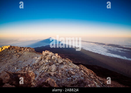 Vue sur le volcan de Teide ombre du sommet au lever du soleil, le Parc National de Teide, l'UNESCO, Tenerife, Canaries, Espagne, Europe, Atlantique Banque D'Images