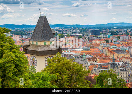 Vue sur Tour de l'horloge et cityscape, Graz, Styria, Austria, Europe Banque D'Images