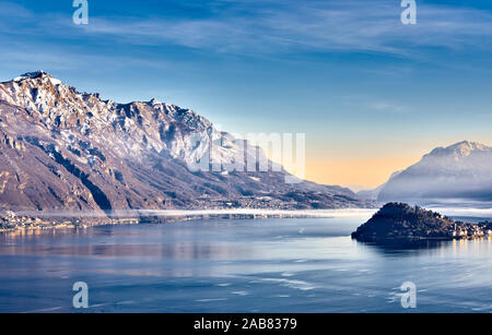 Portrait de Bellagio et Varenna vu de Menaggio sur la rive ouest du lac de Côme, Lombardie, lacs italiens, Italie, Europe Banque D'Images