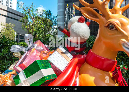 Décorations de Noël, ornements en zone publique de se préparer pour la fin de l'année de célébrations festives. Père Noël, bonhomme de neige, renne peut être vu. Banque D'Images