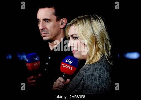 Les présentateurs de télévision Sky Sports Gary Neville et Kelly Cates - Southampton v Bournemouth AFC, Premier League, St Mary's Stadium, Southampton - 20 septembre 2019 Editorial N'utilisez que des restrictions s'appliquent - DataCo Banque D'Images