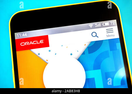 Berdiansk, Ukraine - le 25 avril 2019 : rédaction d'illustration d'Oracle accueil du site. Logo Oracle visible sur l'écran du téléphone. Banque D'Images