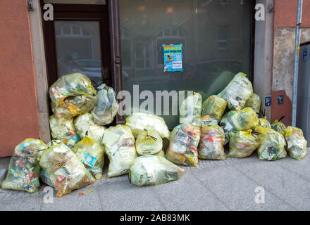 15 octobre 2019, Saxe, Meissen : une montagne de sacs jaunes de déchets d'emballage recyclables se trouve sur le trottoir. Photo : Jens Büttner/dpa-Zentralbild/ZB Banque D'Images