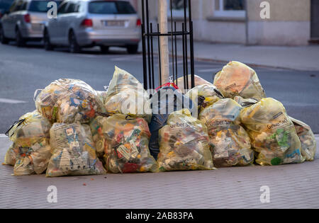 15 octobre 2019, Saxe, Meissen : une montagne de sacs jaunes de déchets d'emballage recyclables se trouve sur le trottoir. Photo : Jens Büttner/dpa-Zentralbild/ZB Banque D'Images