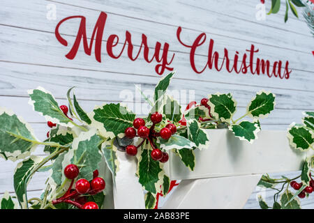 Décorations de Noël, ornements en zone publique de se préparer pour la fin de l'année de célébrations festives. Père Noël, bonhomme de neige, renne peut être vu. Banque D'Images