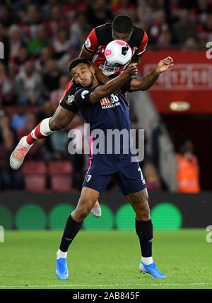 Kevin Danso de Southampton et de Bournemouth AFC Joshua King en action - Southampton v Bournemouth AFC, Premier League, St Mary's Stadium, Southampton - 20 septembre 2019 Editorial N'utilisez que des restrictions s'appliquent - DataCo Banque D'Images