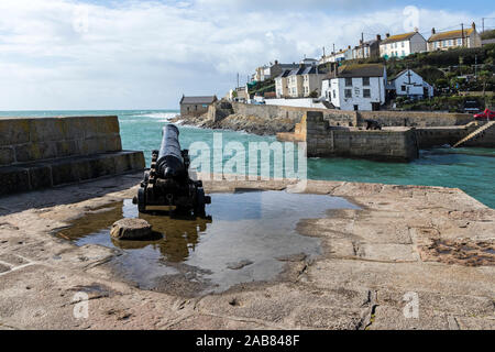 Un vieux canon de la frégate HMS Anson pointant sur le port à Porthleven, Cornwall, UK Banque D'Images