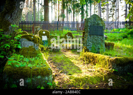 Les pierres tombales d'un vieux cimetière oublié Banque D'Images