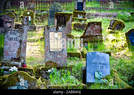 Les pierres tombales d'un vieux cimetière oublié Banque D'Images