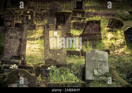 Les pierres tombales d'un vieux cimetière oublié Banque D'Images