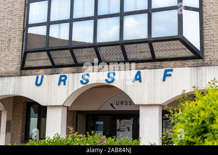 Calais, France - 07 mai, 2019 : le logo Urssaf sur le bâtiment, l'agence du gouvernement bureau collecter des cotisations sociales Banque D'Images