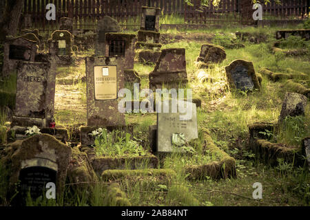 Les pierres tombales d'un vieux cimetière oublié Banque D'Images