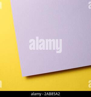 Papier fond jaune et violet Banque D'Images