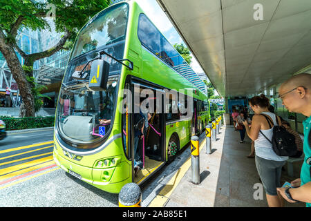 Asie/Singapour - le 22 novembre 2019 : grand angle de visualisation de passagers en attente à l'arrêt de bus. Arrêts de bus vert pour les navetteurs à descendre et de conseil. Banque D'Images
