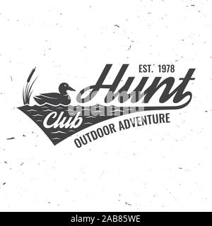 Club de chasse d'un insigne. Vector illustration. Concept pour chemise ou l'étiquette, d'impression, de timbre, d'un insigne, tee. Design typographie vintage avec du canard sur l'eau une silhouette. Emblème de hunt club aventure de plein air Illustration de Vecteur