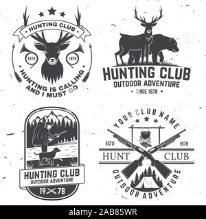 Ensemble de badge club de chasse. Notion de vecteur pour chemise, étiquette, impression, stamp. Typographie vintage design avec fusil de chasse, sanglier, Hunter, l'ours, le cerf, les montagnes et la forêt. Emblème de hunt club aventure de plein air Illustration de Vecteur