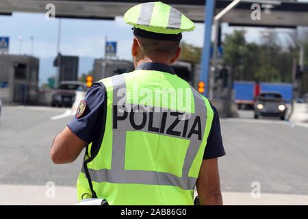 Cassino, Italie - 11 septembre 2013 : un policier chargé de la circulation dans les contrôles à la sortie de l'autoroute A1 Banque D'Images