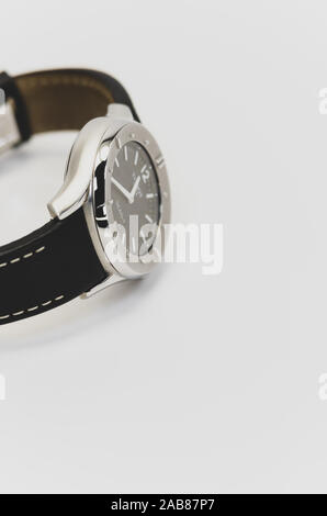 Les objets quotidiens close up - montre-bracelet sur fond blanc Banque D'Images