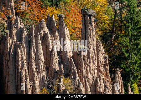 Image détaillée de la célèbre terre pyramides près de Ritten dans le Tyrol du Sud sur une journée ensoleillée d'automne feuillage multicolore avec en arrière-plan Banque D'Images