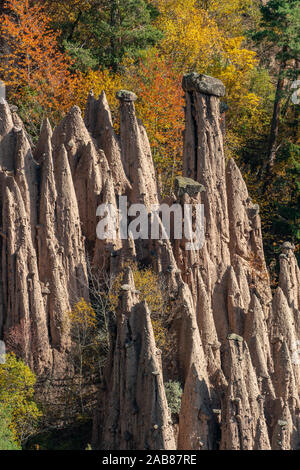 Image détaillée de la célèbre terre pyramides près de Ritten dans le Tyrol du Sud sur une journée ensoleillée d'automne feuillage multicolore avec en arrière-plan Banque D'Images